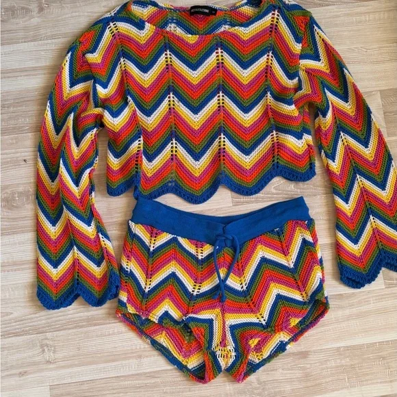PrettyLittleThing Multicolor Chevron Knit Crop Top & Shorts Set - Blue Trim - Picture 7 of 8